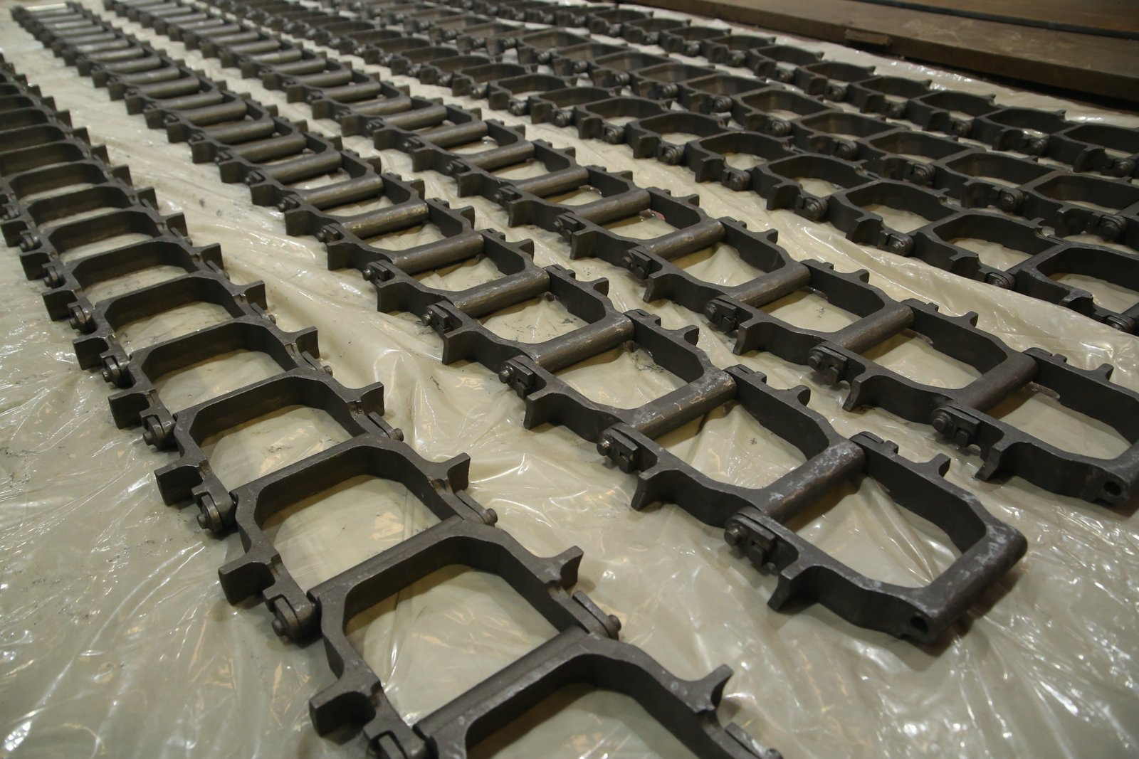 Cast steel chain links