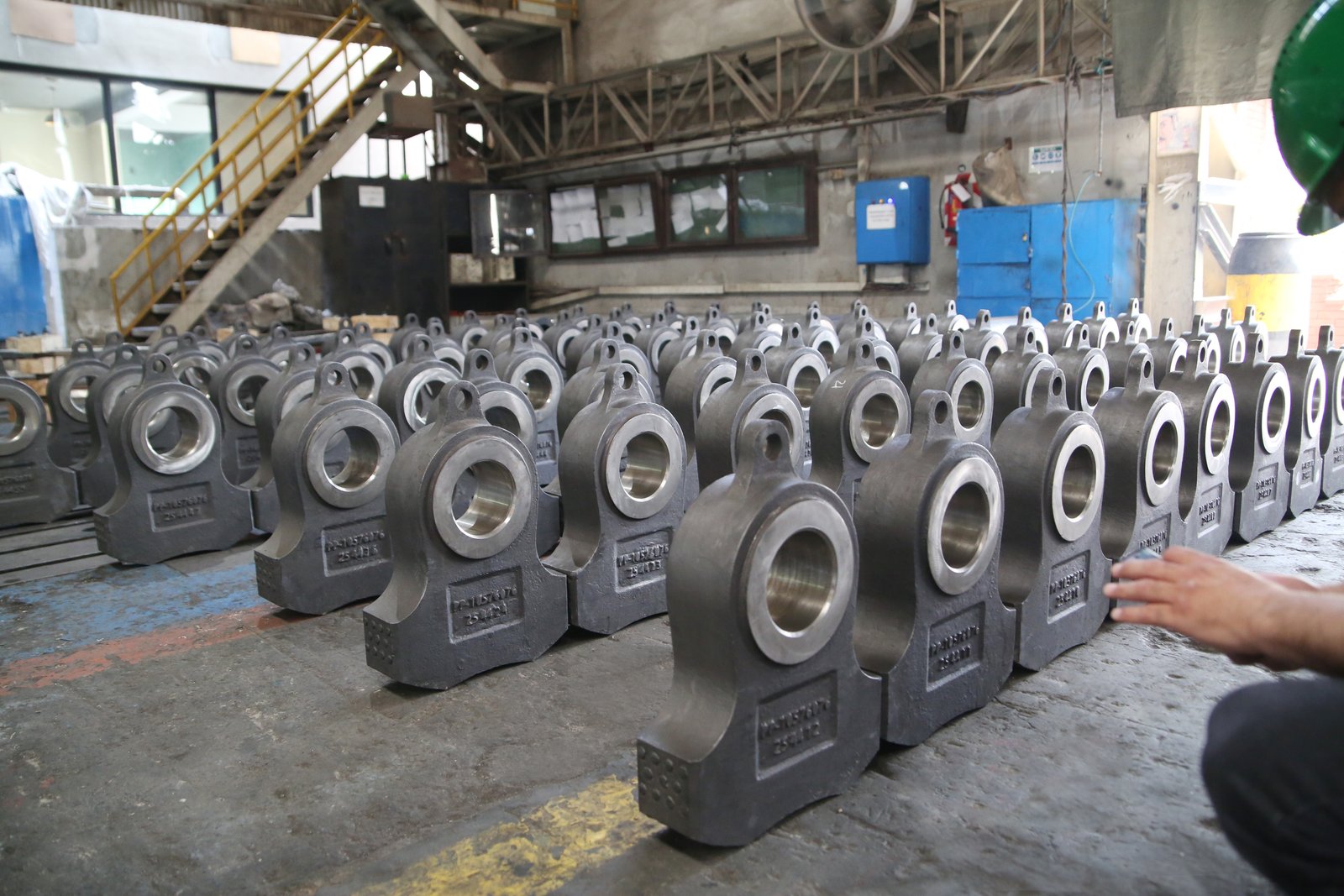 Bimetallic crusher hammers